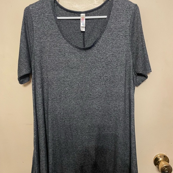 Lularoe Gray Fitted Crew Neck Short Sleeve Tee Sz small poly/rayon mix - Picture 4 of 7